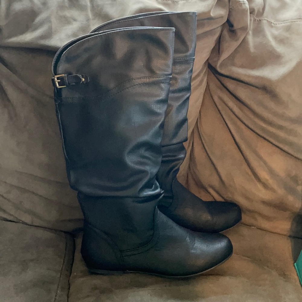 Women’s black boots size 8 1/2